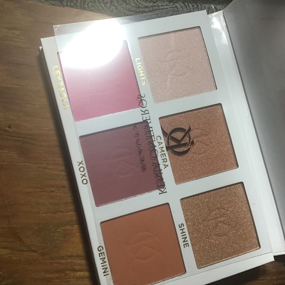 Kenia Ontiveros blush’s dm shine pallet - Picture 2 of 5